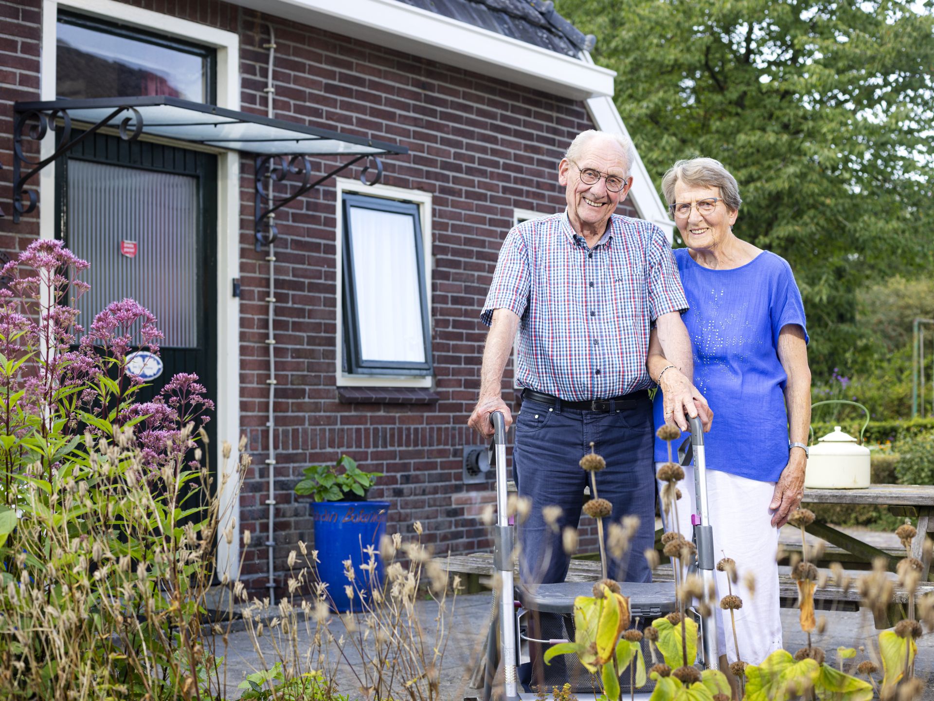 Gienus en Lammie staan voor hun eigen huis in Klijndijk