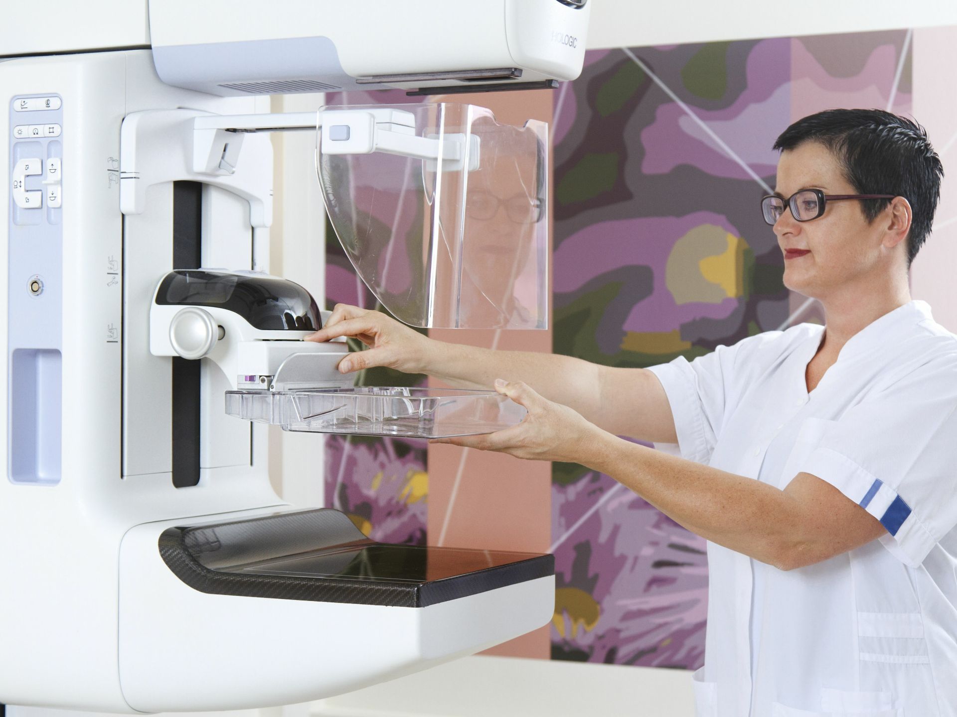 Verpleegkunidige van het mammacentrum is bezig met medische apparatuur