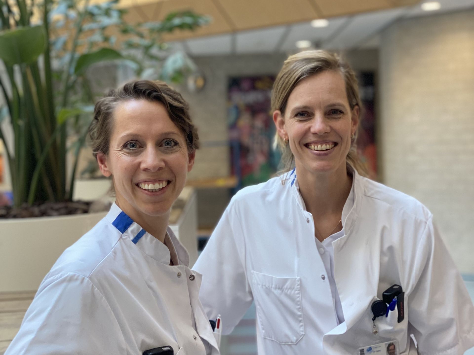 Twee vrouwelijke MDL artsen poseren voor de foto