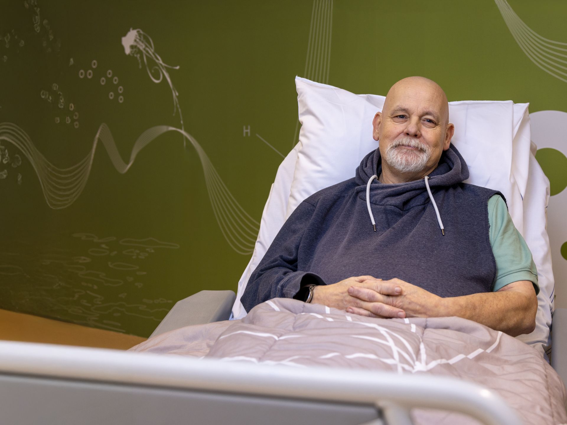 Luuk ligt in een bed op de dialyseafdeling