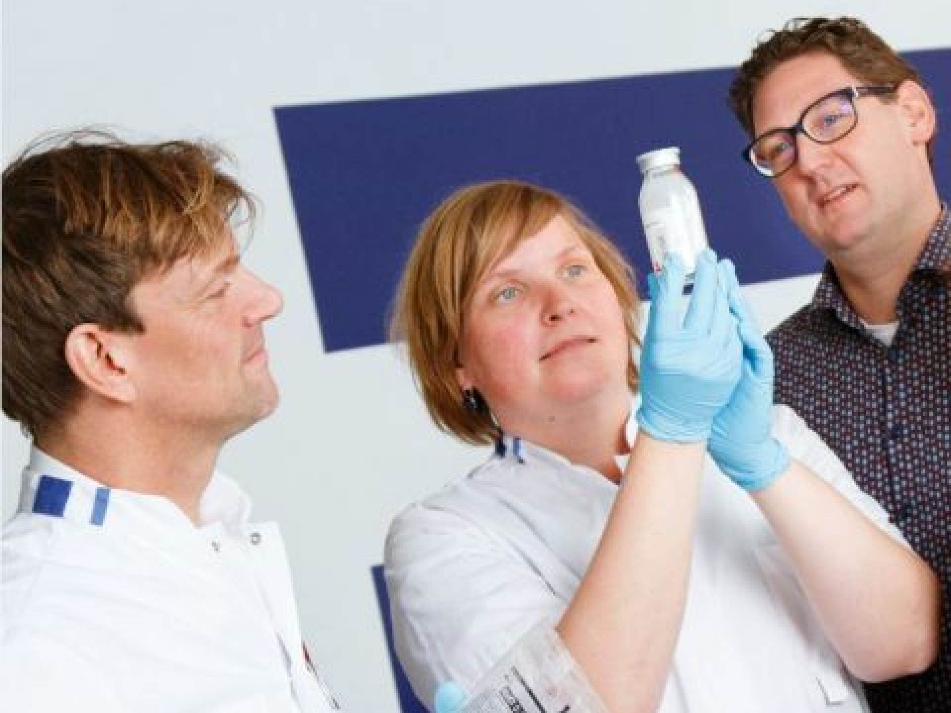 Medewerkers van het antibioticateam Sander van Assen, Anja Vos en Erwin Verkade overleggen.