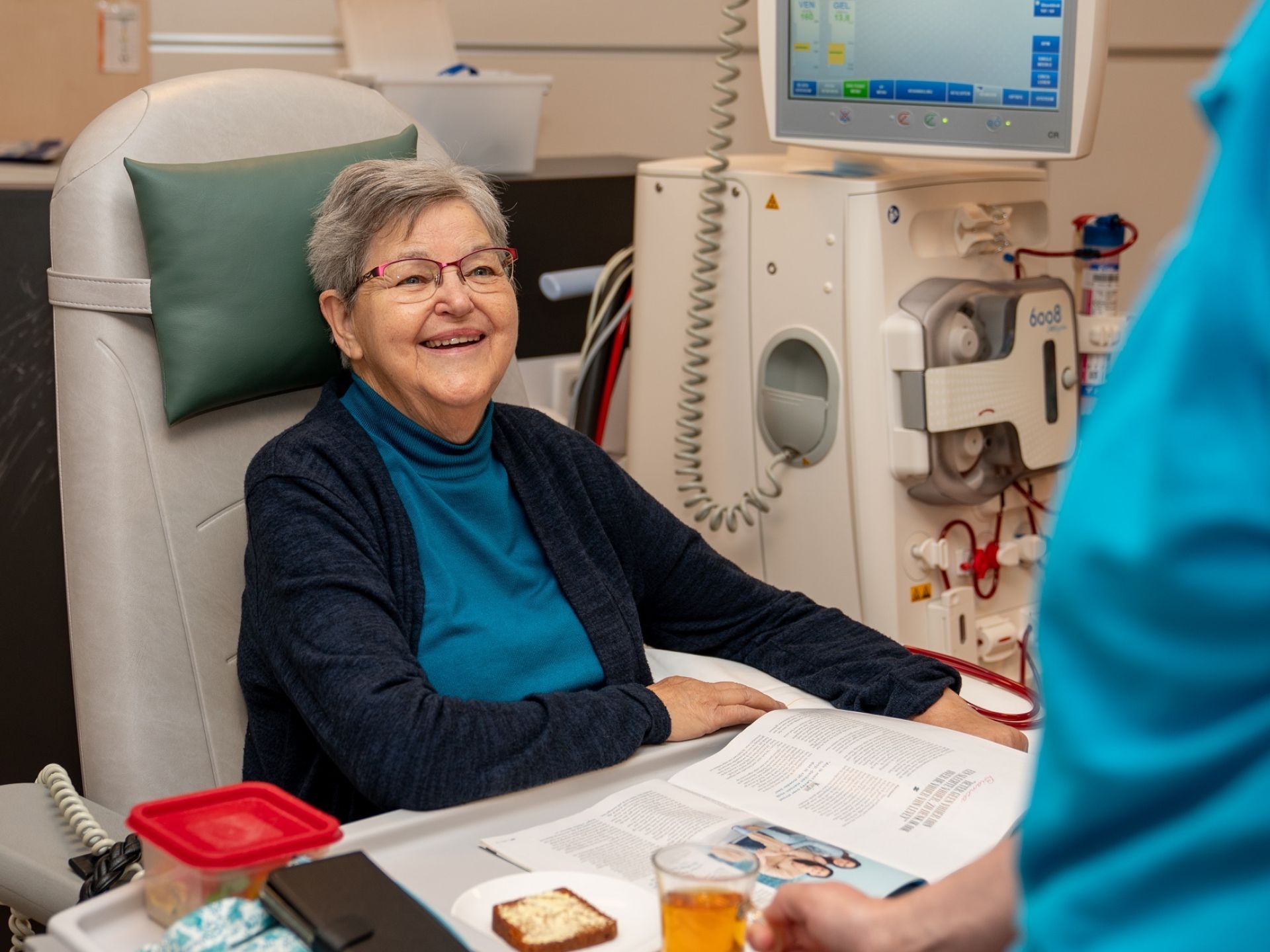 Mevrouw aan dialyseapparaat