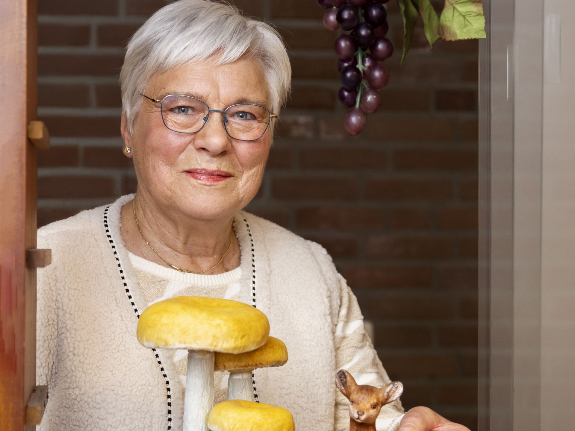 Vrijwilligster Lies op de foto met allerlei herfst attributen