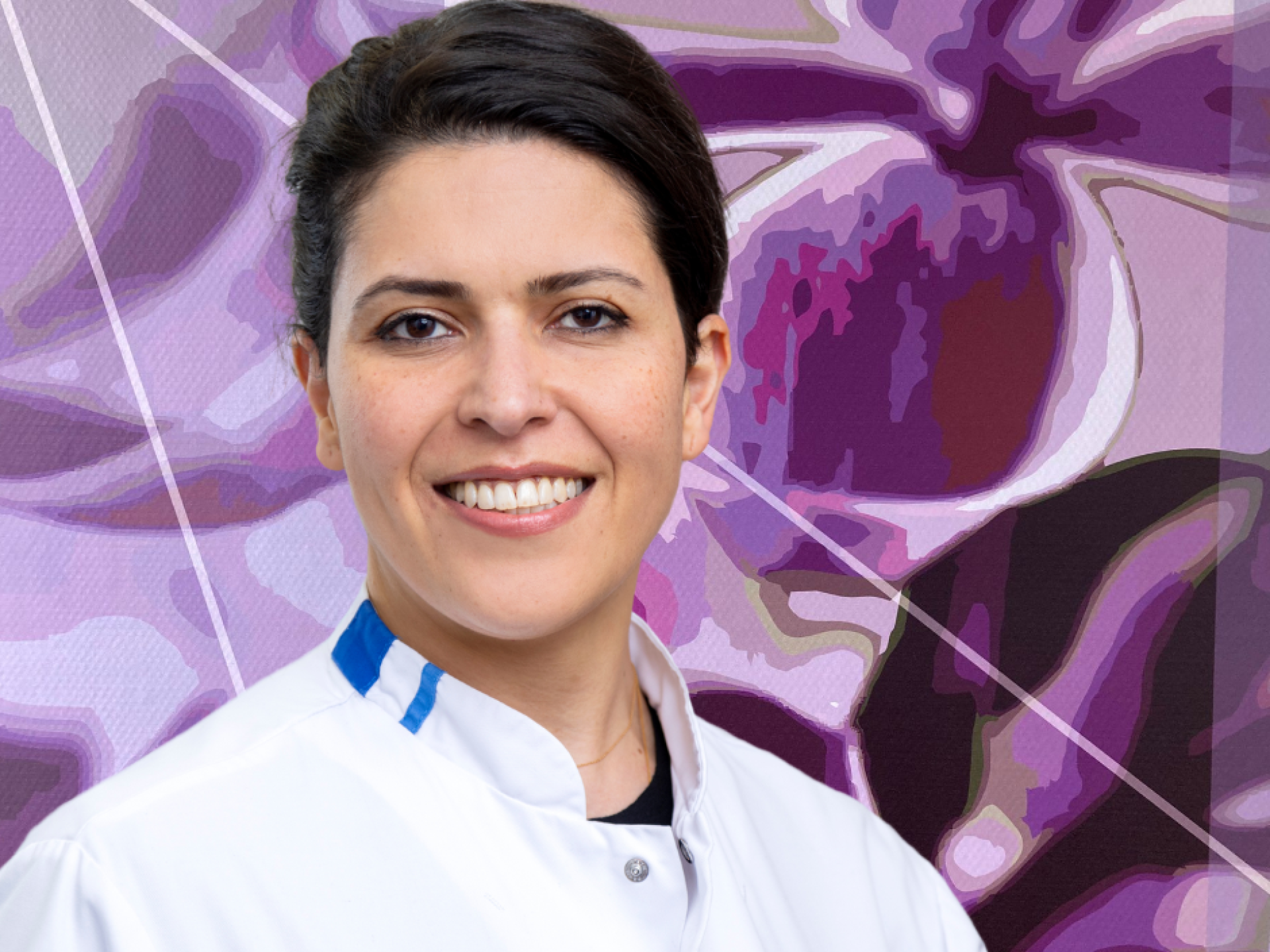 Een persoon in een witte jas staat voor een abstracte achtergrond in paarse tinten.