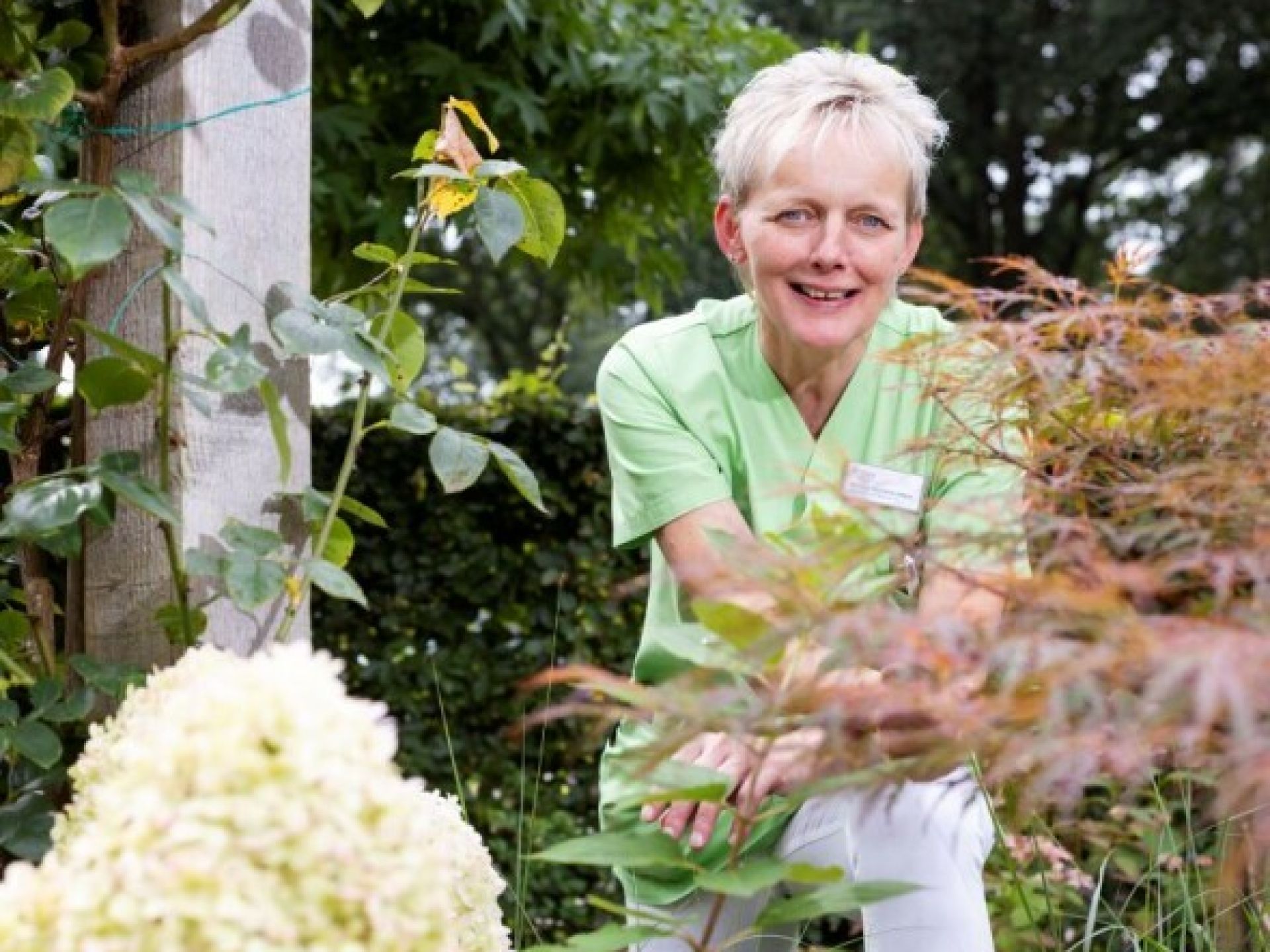 Monique Duursma tussen de bloemen