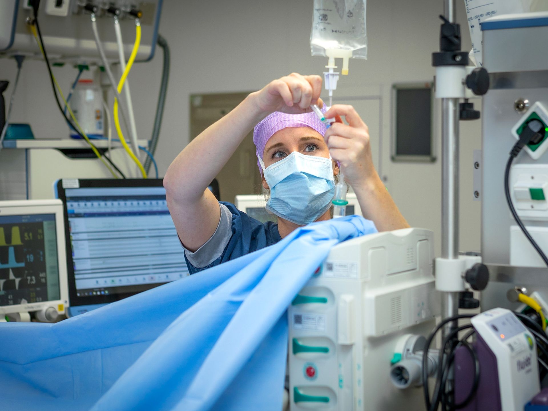 Verpleegkunde maakt het infuus in de operatiekamer in Stadskanaal gereed