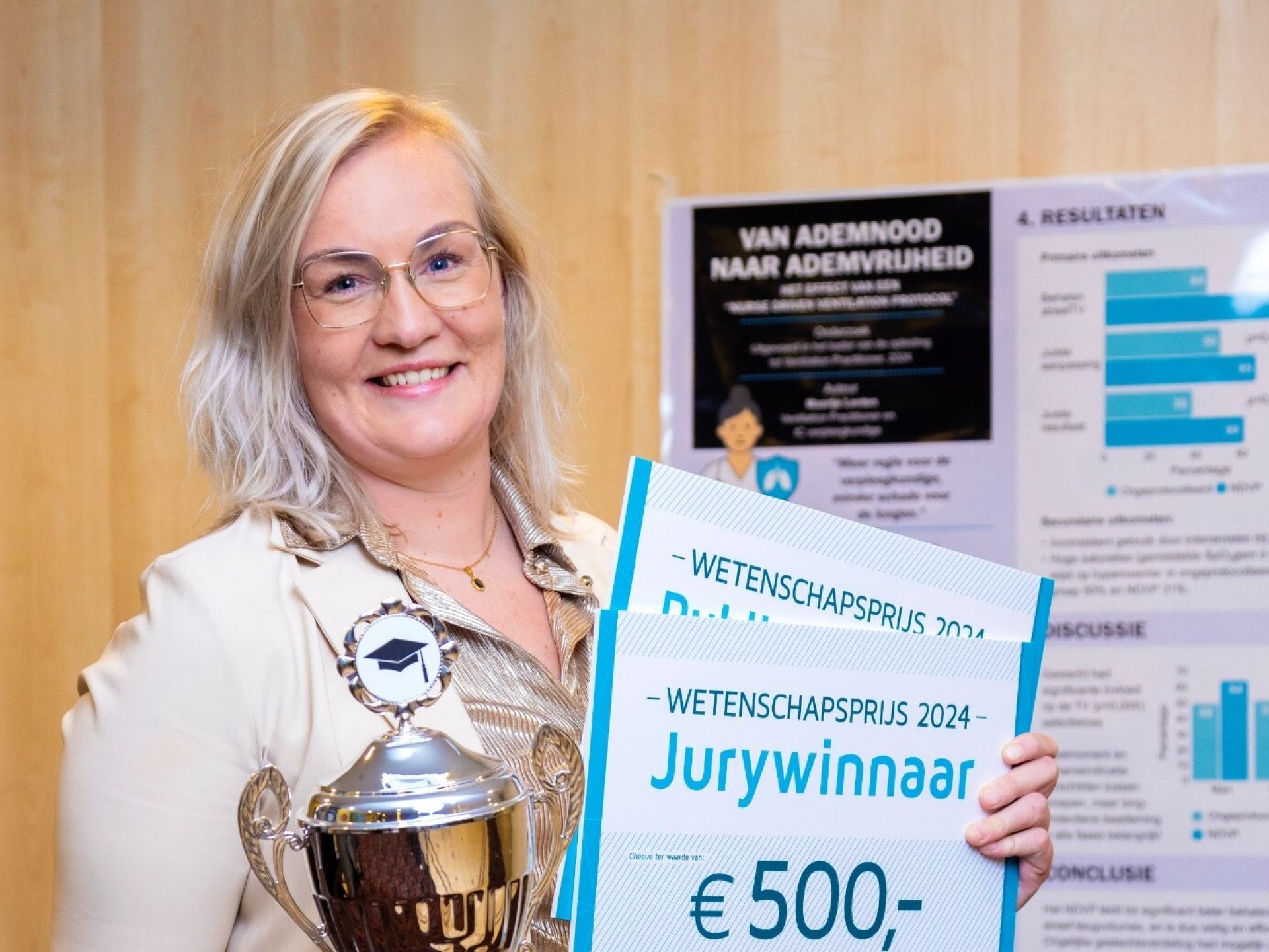 Maartje Lenten met de jury- en publieksprijs van de Treant Wetenschapsprijs 2024