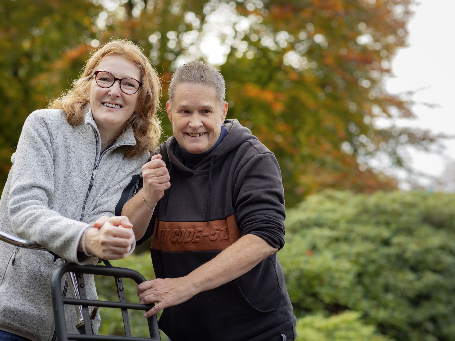 Thea en Regina poseren