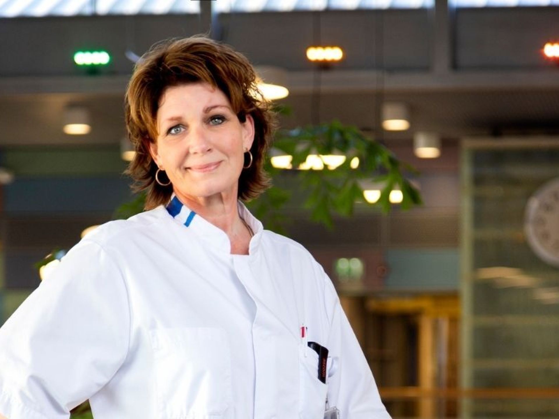 Riette Pastoor staat in het ziekenhuis en heeft haar linker hand in haar zij