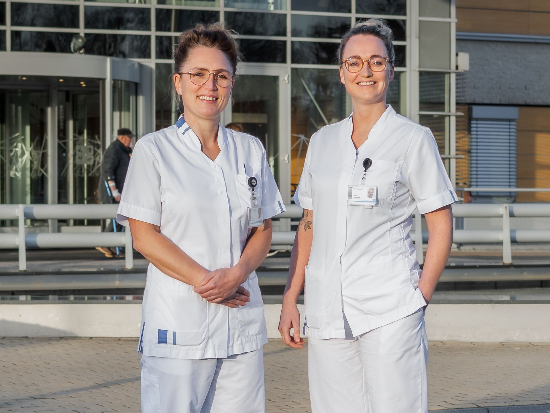 Twee collega's staan voor ziekenhuislocatie Scheper.