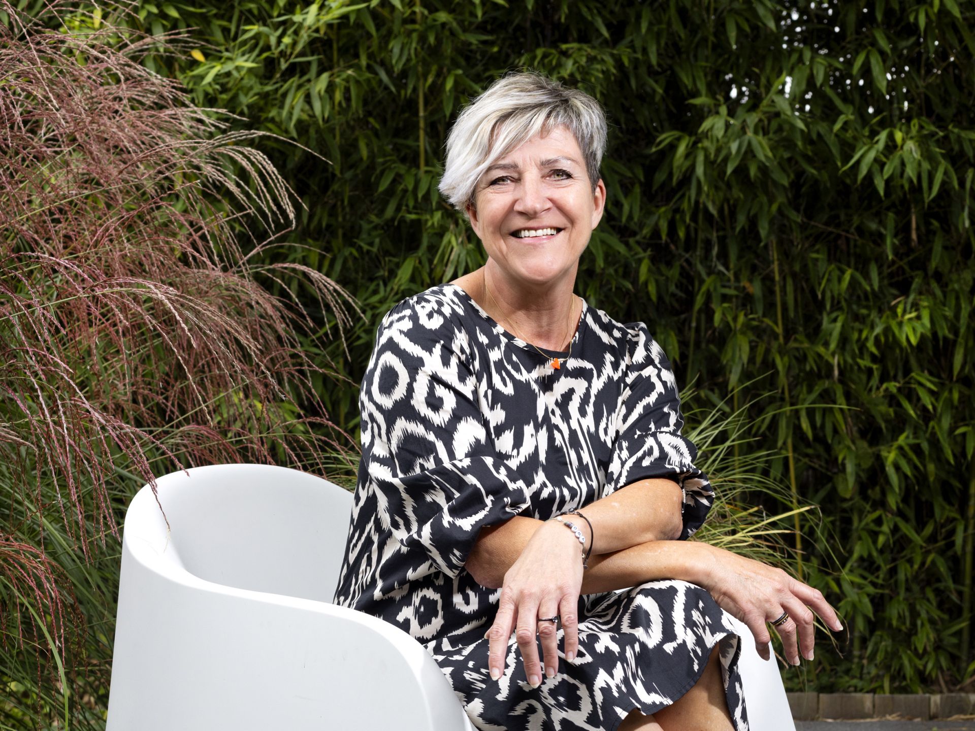 Janna de vries zit op een stoel