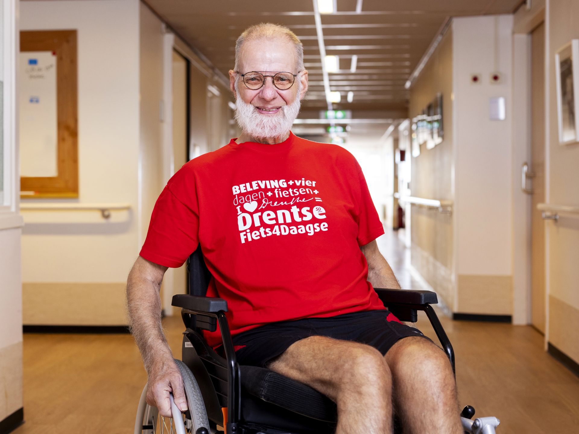 Krijn rolt met zijn rolstoel over de gangen in expertisecentrum Weidesteyn in Hoogeveen