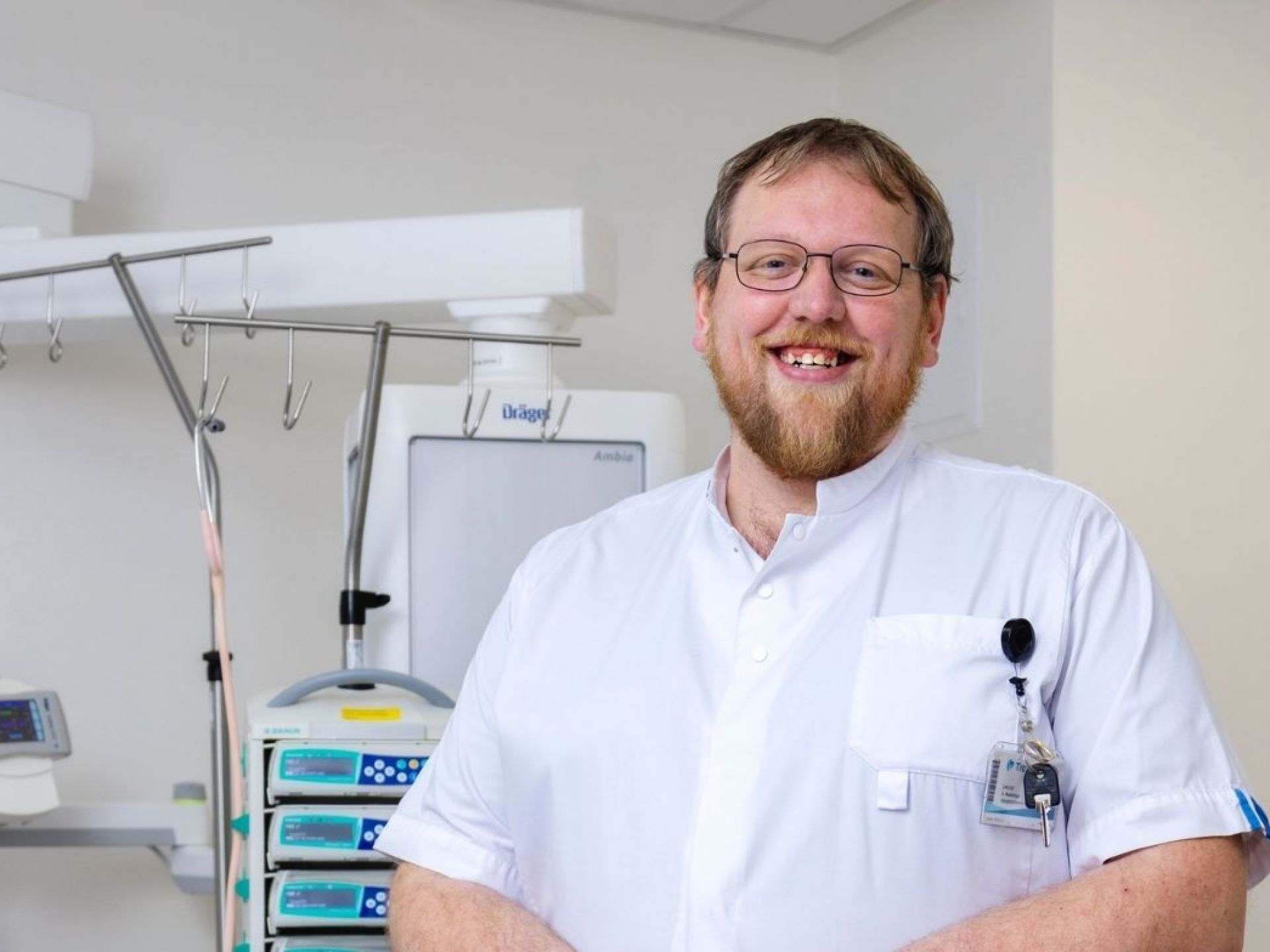 Joris staat op een behandelkamer op de Intensive Care met de handen over elkaar heen
