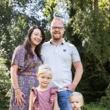 Aagje Bos zit op een bankje in een groene omgeving