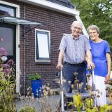 Gienus en Lammie staan voor hun eigen huis in Klijndijk