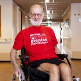 Krijn rolt met zijn rolstoel over de gangen in expertisecentrum Weidesteyn in Hoogeveen